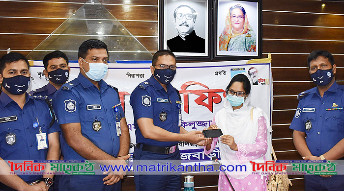 রাজবাড়ীতে বিভিন্ন সময়ে চুরি হওয়া ২১টি মোবাইল উদ্ধার॥প্রকৃত মালিকের কাছে হস্তান্তর করলো এসপি